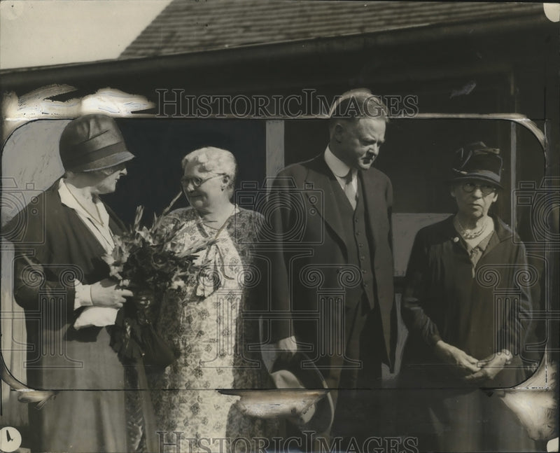 Load image into Gallery viewer, 1928 Press Photo Lou &amp; Herbert Hoover with Jennie Scellan, Mollie Carran
