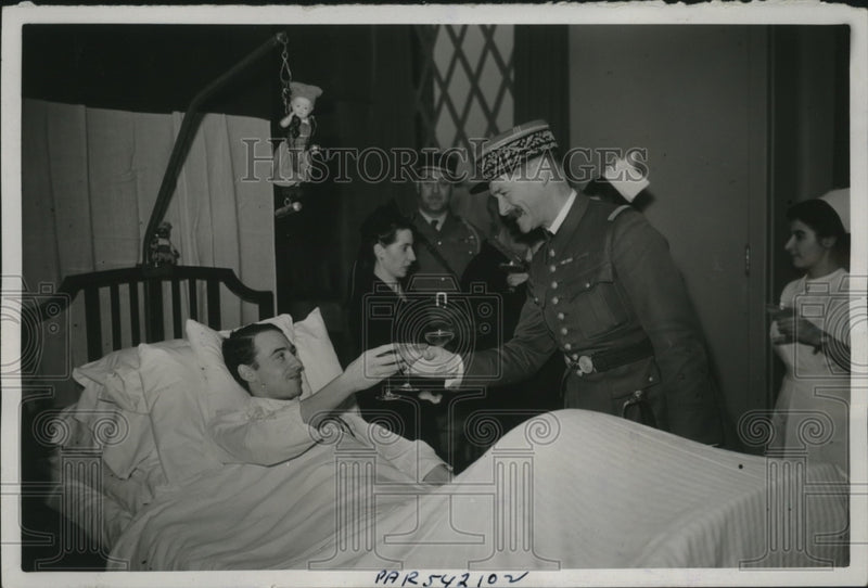 Load image into Gallery viewer, 1940 Press Photo General Lannois Visited by Maurice Longuet at Paris Hospital
