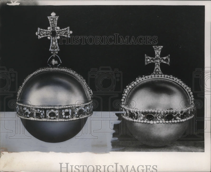 Load image into Gallery viewer, 1953 Press Photo Coronation Regalia on the Orb of England - neo13508

