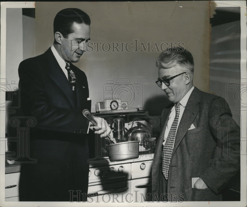 Load image into Gallery viewer, 1953 Press Photo Texas Governor Allan Shivers &amp; NEA food editor Gaynor Maddox
