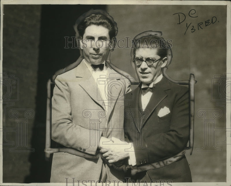 Load image into Gallery viewer, 1927 Press Photo Morris Noviksoff &amp; Torres Galenko at a meeting - neo13570
