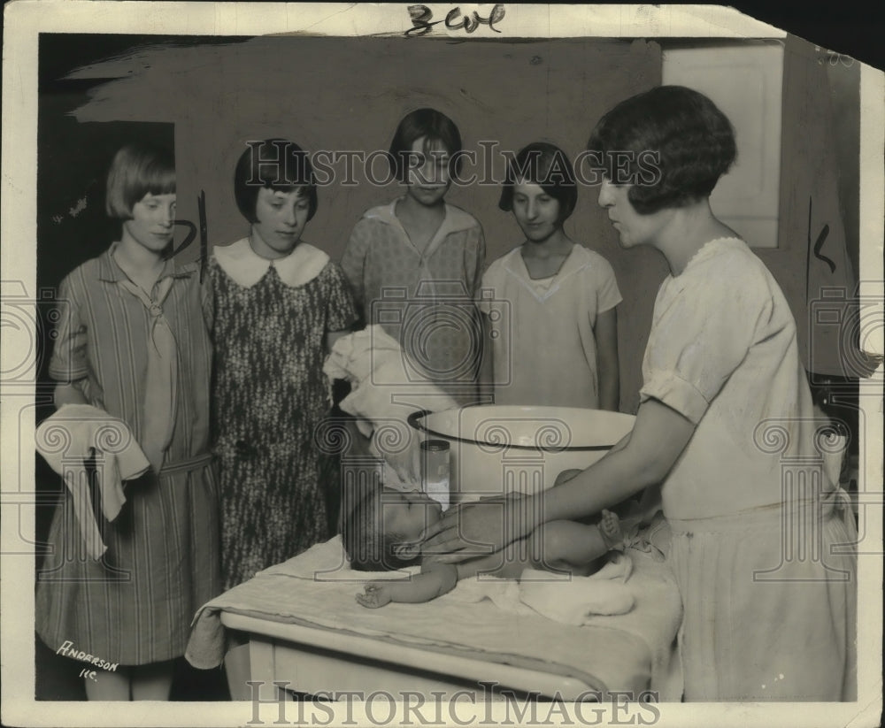 1926 Press Photo Mrs Agnes Jones & girls learn how to bathe a baby - neo13618
