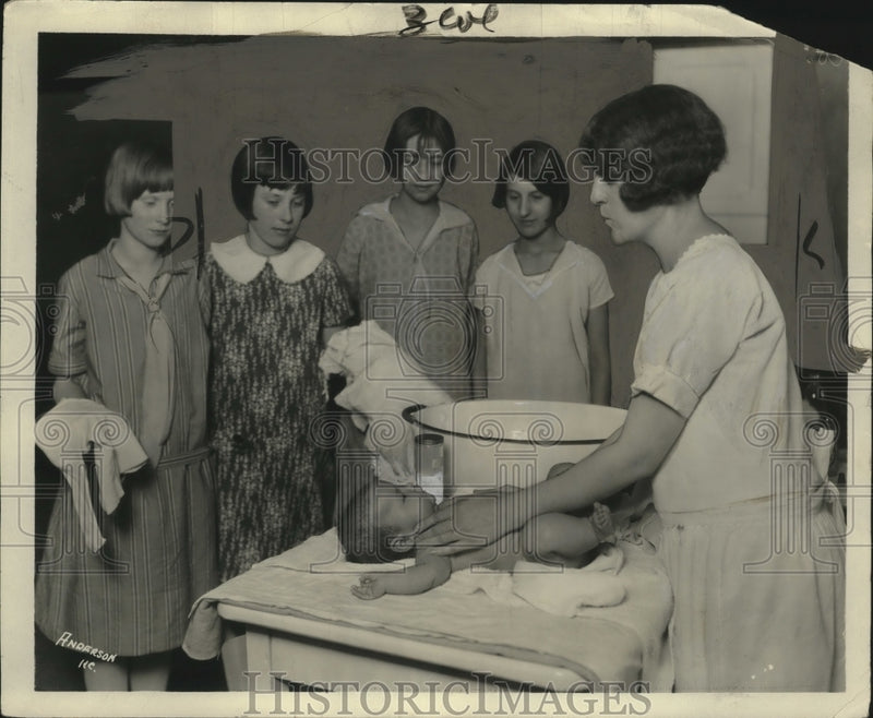 Load image into Gallery viewer, 1926 Press Photo Mrs Agnes Jones &amp; girls learn how to bathe a baby - neo13618

