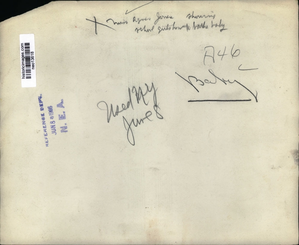 1926 Press Photo Mrs Agnes Jones & girls learn how to bathe a baby - neo13618