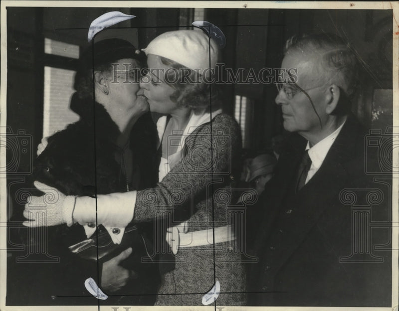 Load image into Gallery viewer, 1933 Press Photo Claire Windsor &amp; parents Mr &amp; Mrs GE Cronk at LA trial

