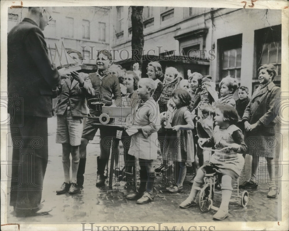 1944 Press Photo Belgium children donate toys for British children at Xmas