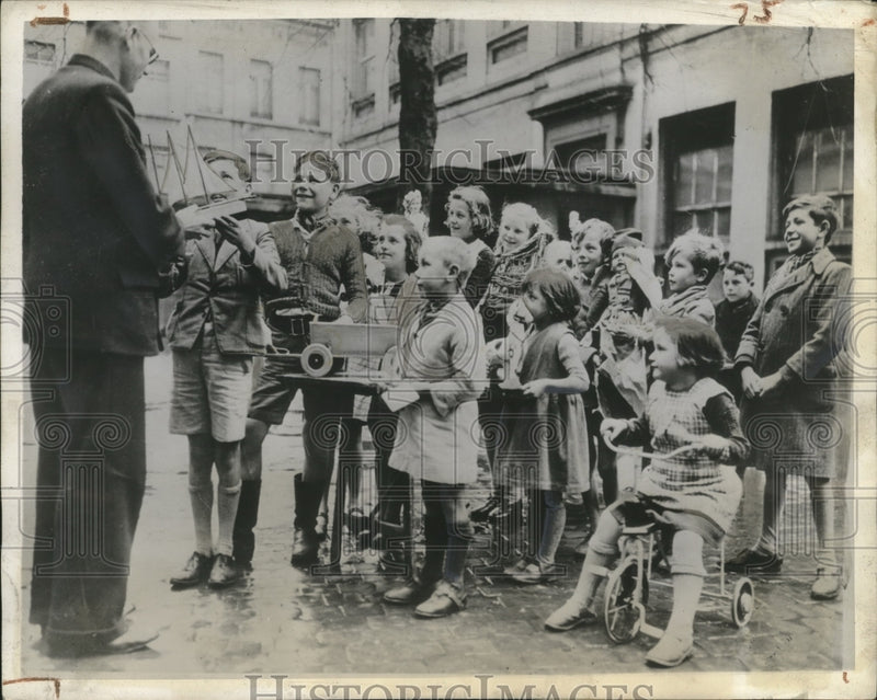 Load image into Gallery viewer, 1944 Press Photo Belgium children donate toys for British children at Xmas
