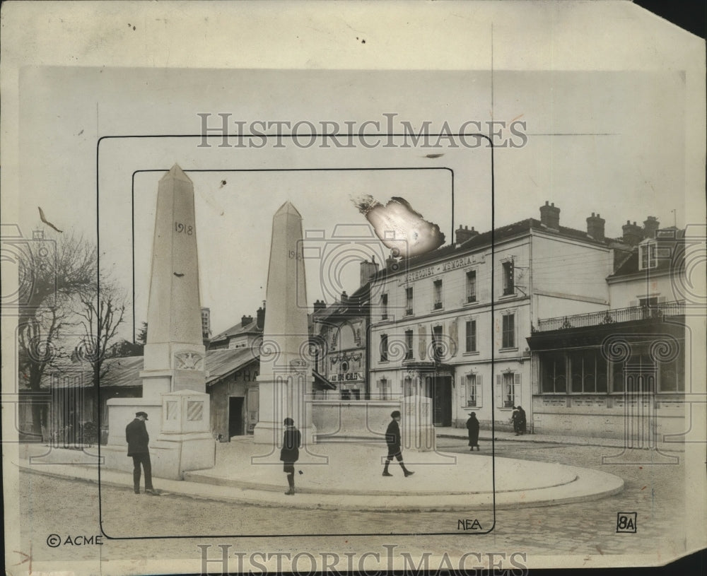 1927 Press Photo Chateau Thierry with American Monuments - neo13712