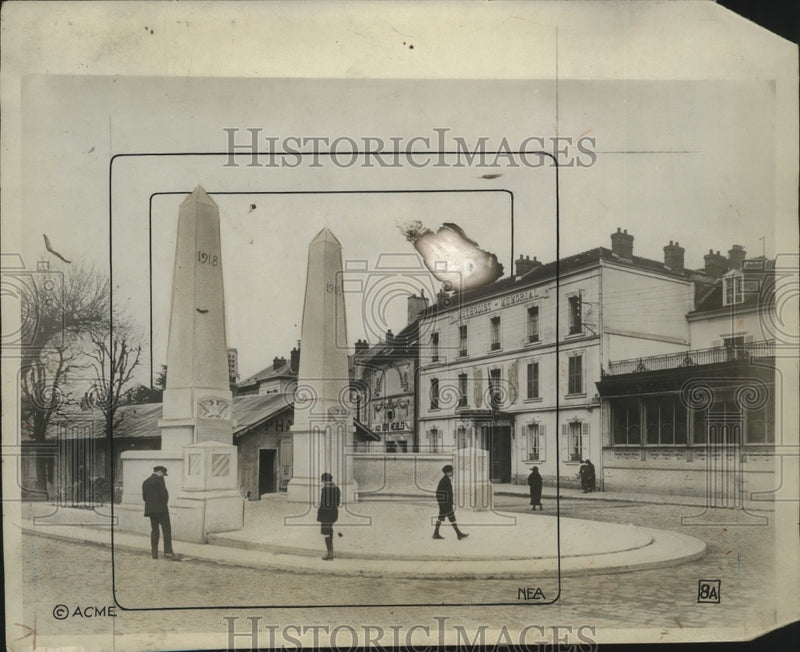 Load image into Gallery viewer, 1927 Press Photo Chateau Thierry with American Monuments - neo13712
