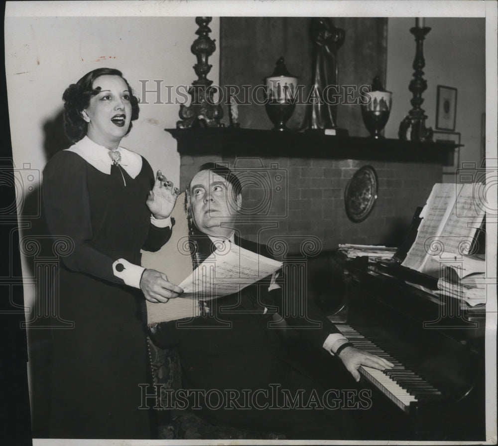 1935 Press Photo Estelle Taylor practices opera singing in NYC - neo13819