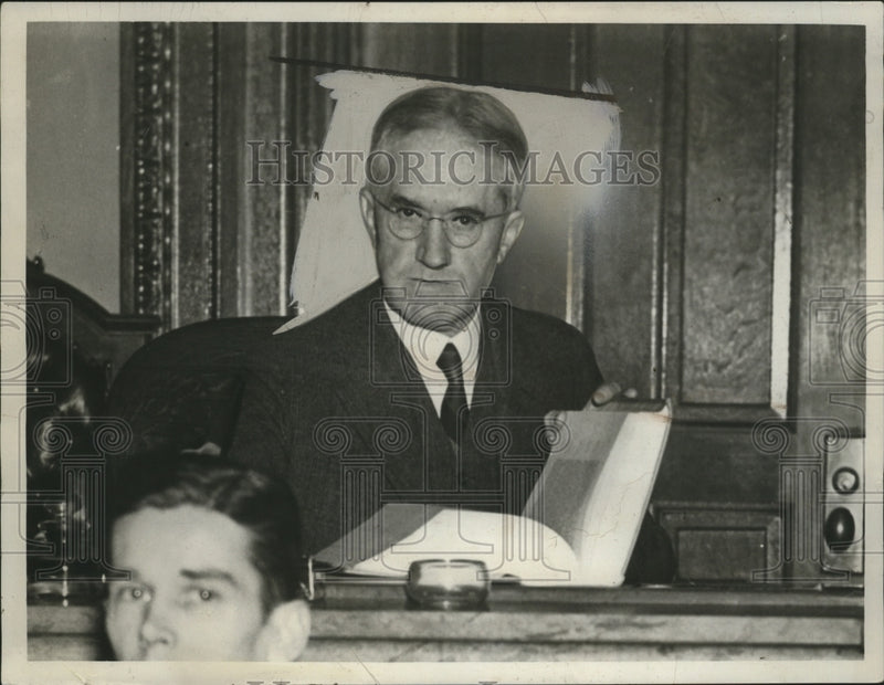 Load image into Gallery viewer, 1938 Press Photo Judge Albert L Reeves - neo13869
