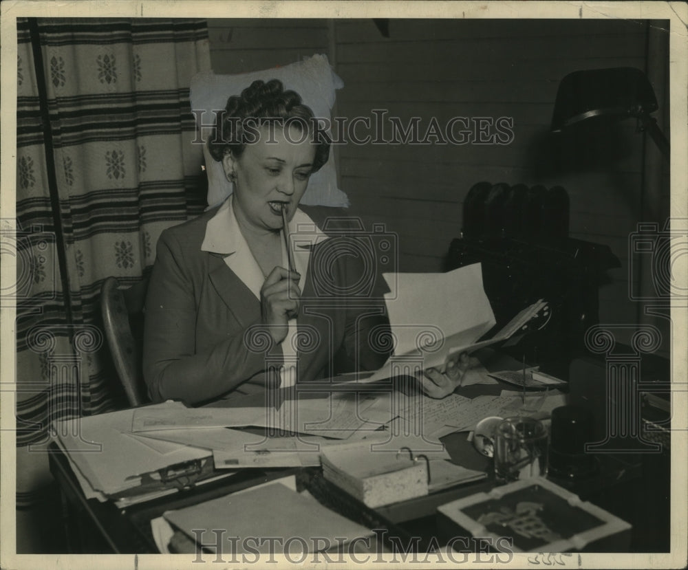 1944 Press Photo Peggy Hannis Army Service Club hostess at work - neo13904