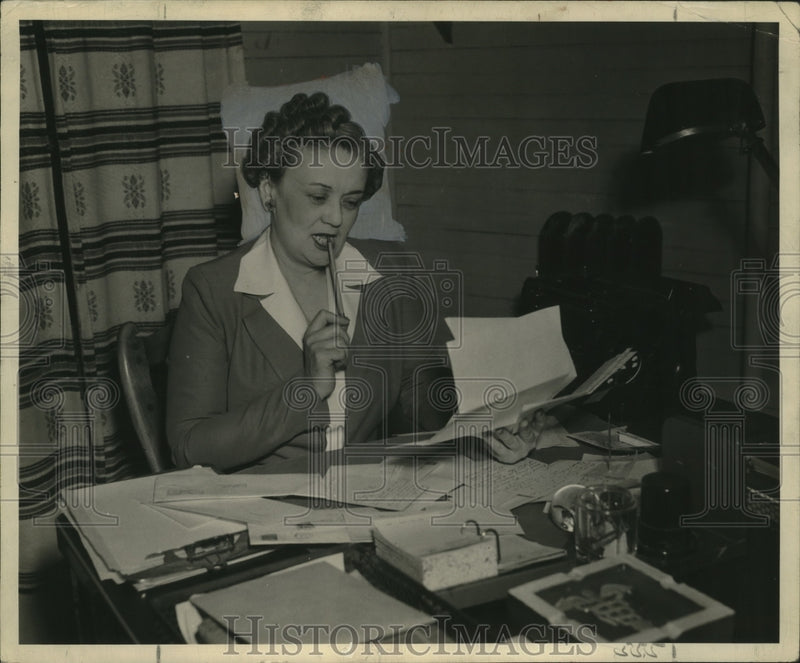Load image into Gallery viewer, 1944 Press Photo Peggy Hannis Army Service Club hostess at work - neo13904
