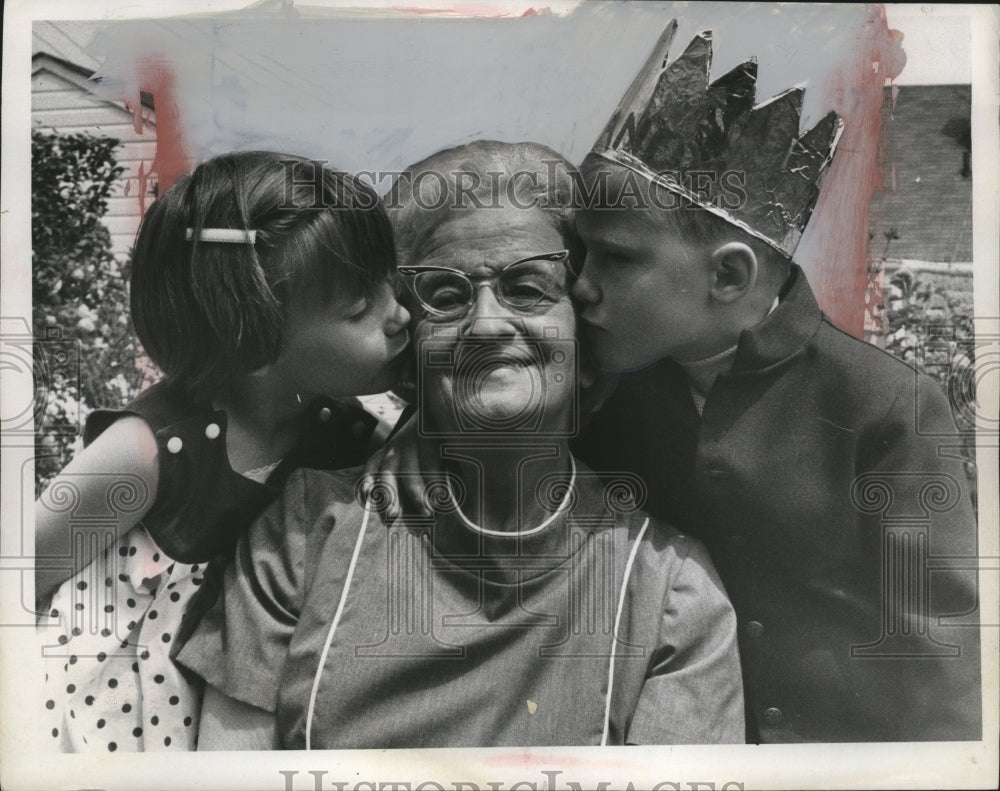 Press Photo Chrissy Ross with tacher Katherine Taylor in Cleveland - neo13909