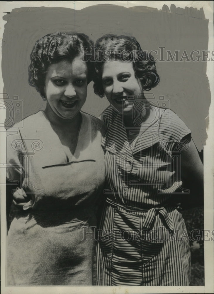 1934 Press Photo Beatrice Ainsworth, Mabel Dodd, sisters reunited after search