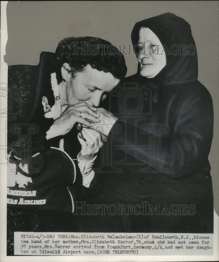 1950 Press Photo Elizabeth Malmsheimer kisses the hand of her mother - neo14207