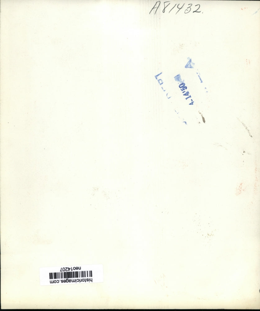 1950 Press Photo Elizabeth Malmsheimer kisses the hand of her mother - neo14207