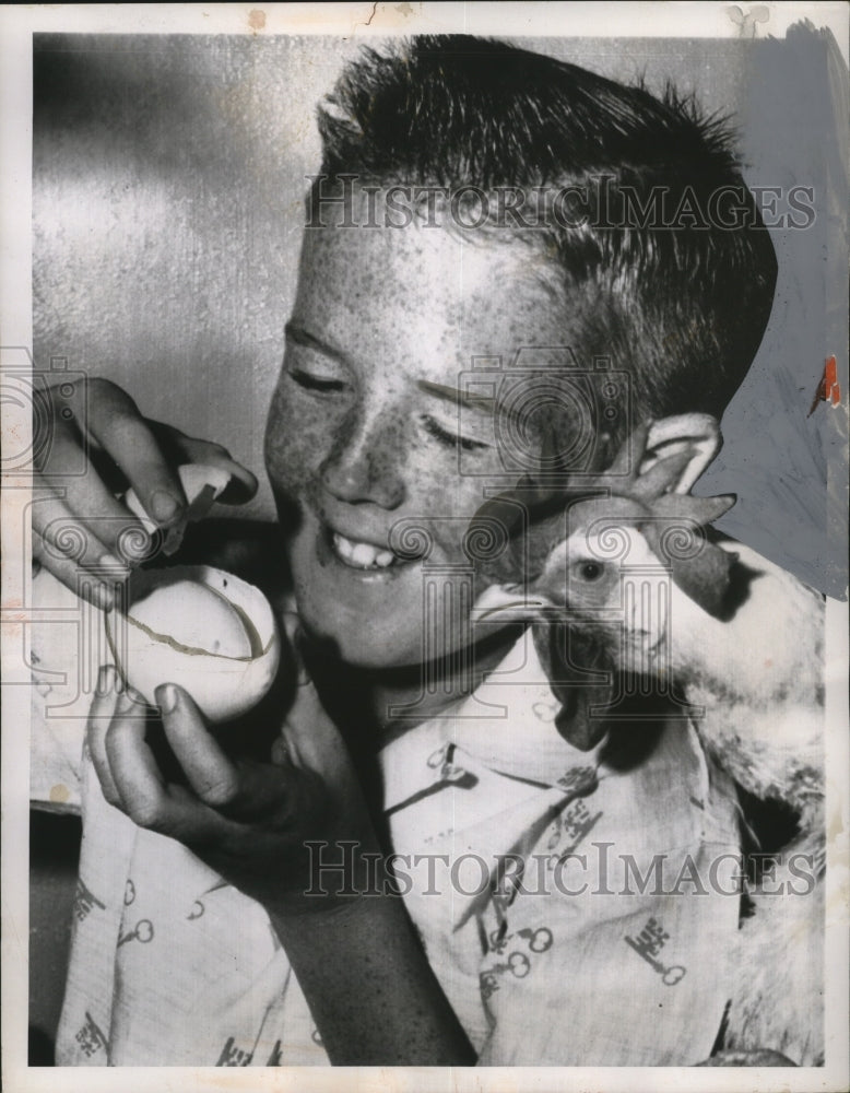 1956 Press Photo Egg inside Egg Found by Joe Hendricks, Texas - neo14334
