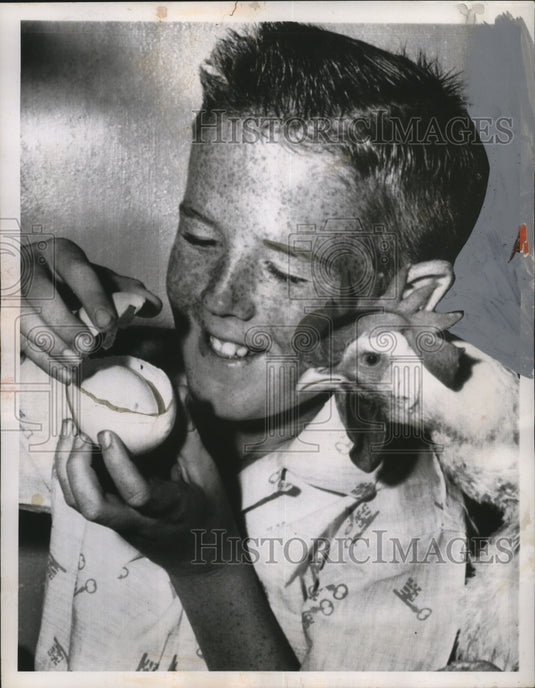 1956 Press Photo Egg inside Egg Found by Joe Hendricks, Texas - neo14334