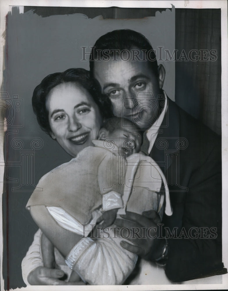 1955 Press Photo Dr. Sanford Marcus & Wife, Infant Son Robert After Kidnapping