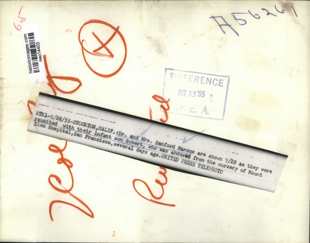 1955 Press Photo Dr. Sanford Marcus & Wife, Infant Son Robert After Kidnapping