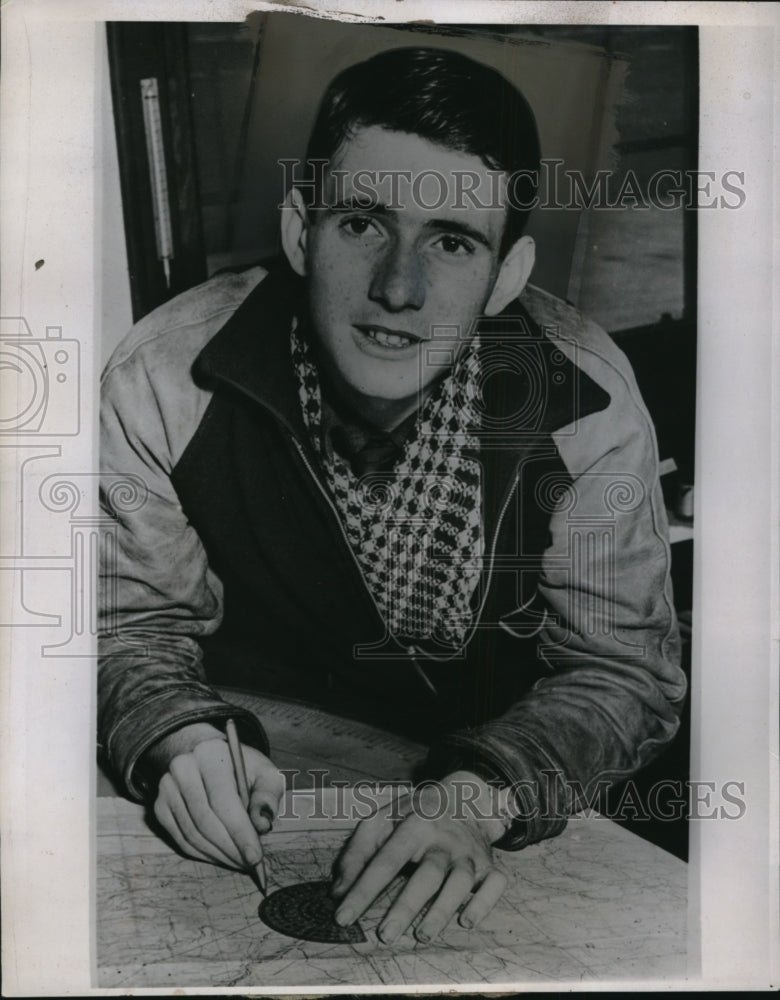 Load image into Gallery viewer, 1940 Press Photo Pilot Milton Lamoureaux Trains Fliers, Sacramento, California
