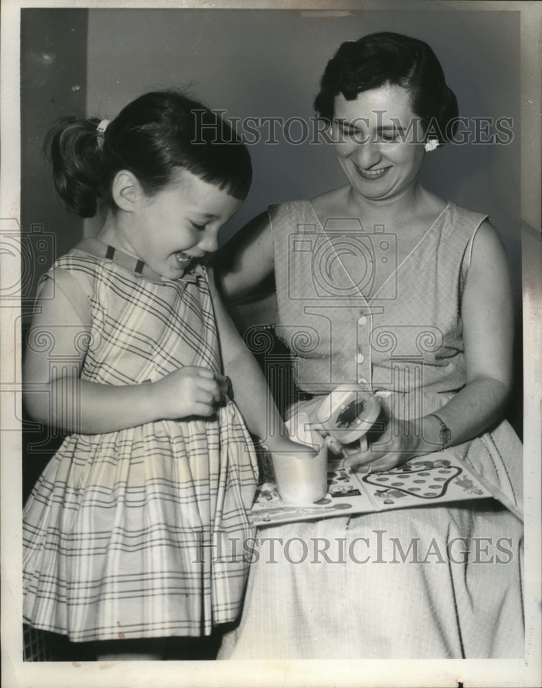1955 Press Photo Sandra Greenstein & Mrs. Theodore Garber - neo14591