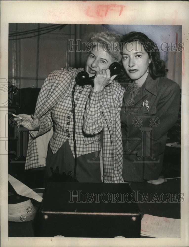 1946 Press Photo Wife & Daughter Anne Calling General Mark Clark from Germany