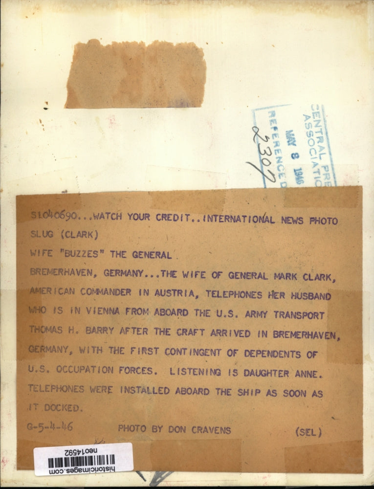 1946 Press Photo Wife & Daughter Anne Calling General Mark Clark from Germany