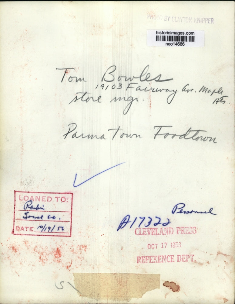 1956 Press Photo Tom Bowles, Manager Food Town Parma, Ohio - neo14686