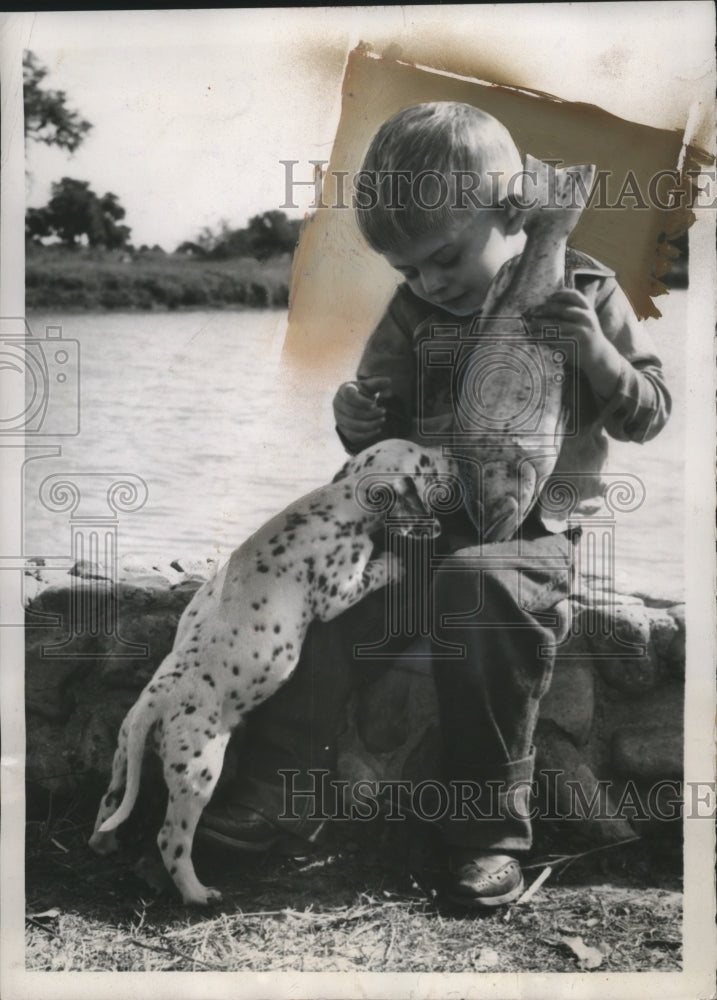Load image into Gallery viewer, 1951 Press Photo Stevie Wallace w/ Caught Fish and Dalmatian Puppy, San Antonio
