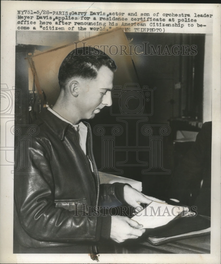 1948 Press Photo Actor Garry Davis Applies for Residence Certificate, Paris