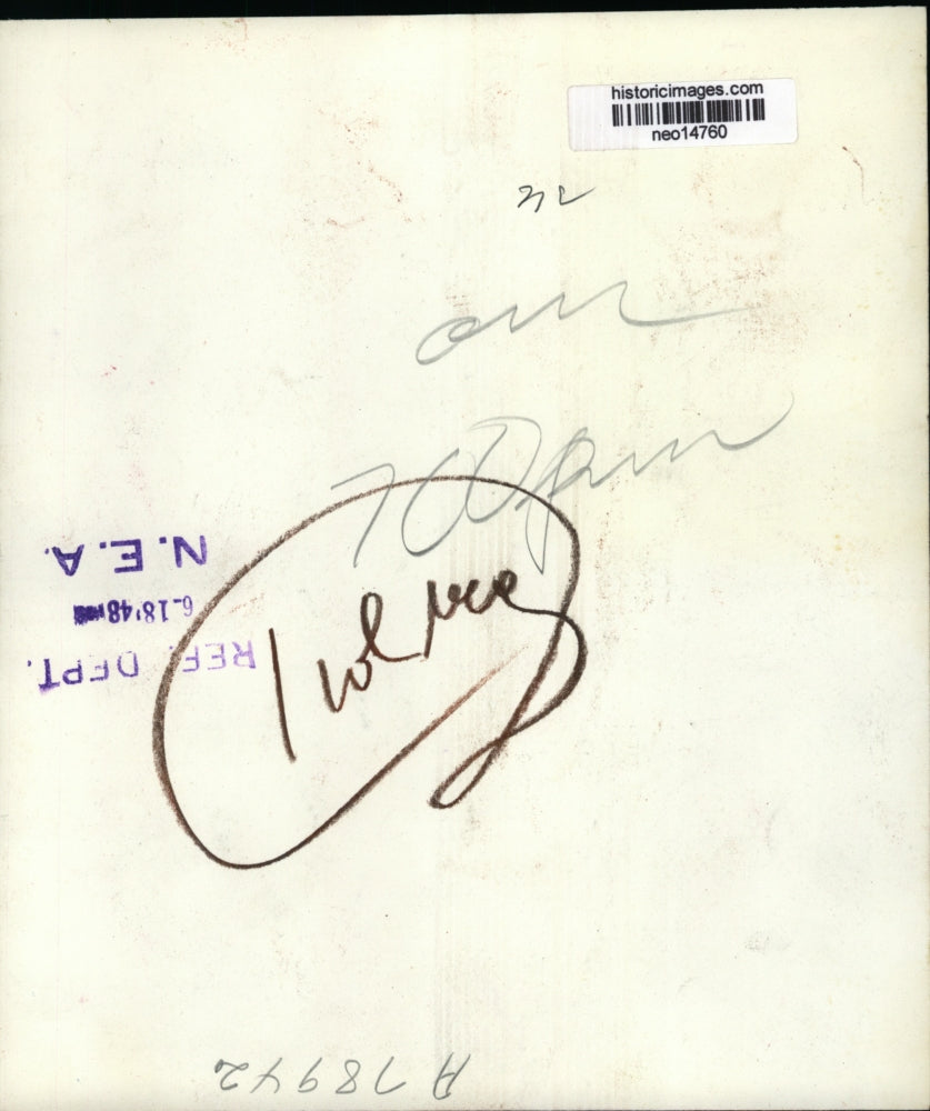 1948 Press Photo Actor Garry Davis Applies for Residence Certificate, Paris