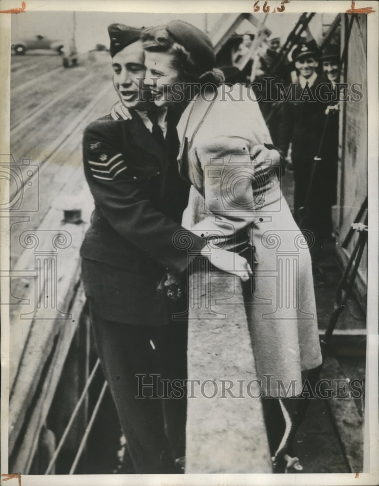 1944 Press Photo Australian Soldier Greets Wife on Arrival from Canada- Historic Images