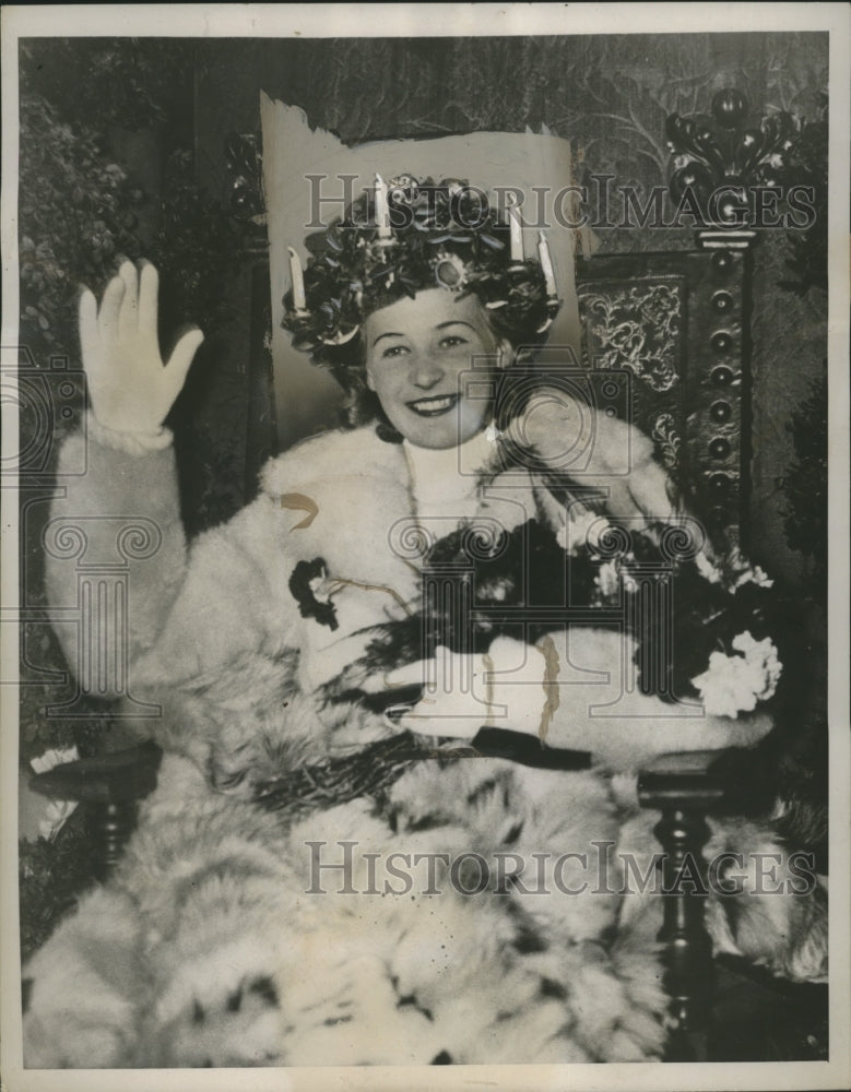 1937 Press Photo "Lucia" of Stockholm crowned with lighted candles - neo14796