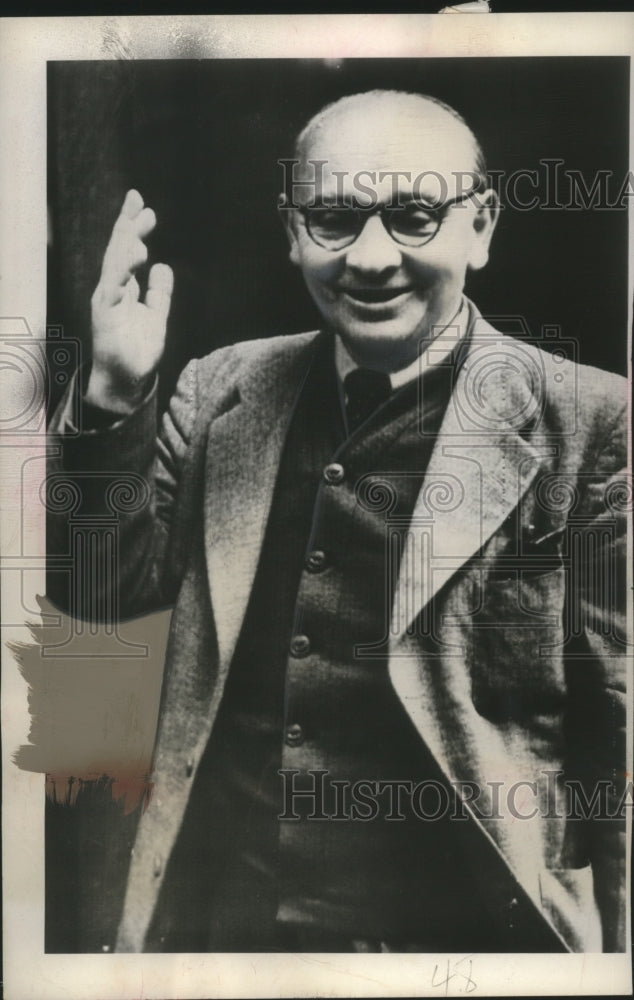 Load image into Gallery viewer, 1949 Press Photo Gerhart Eisler waves and smiles as he leaves Bow Street court
