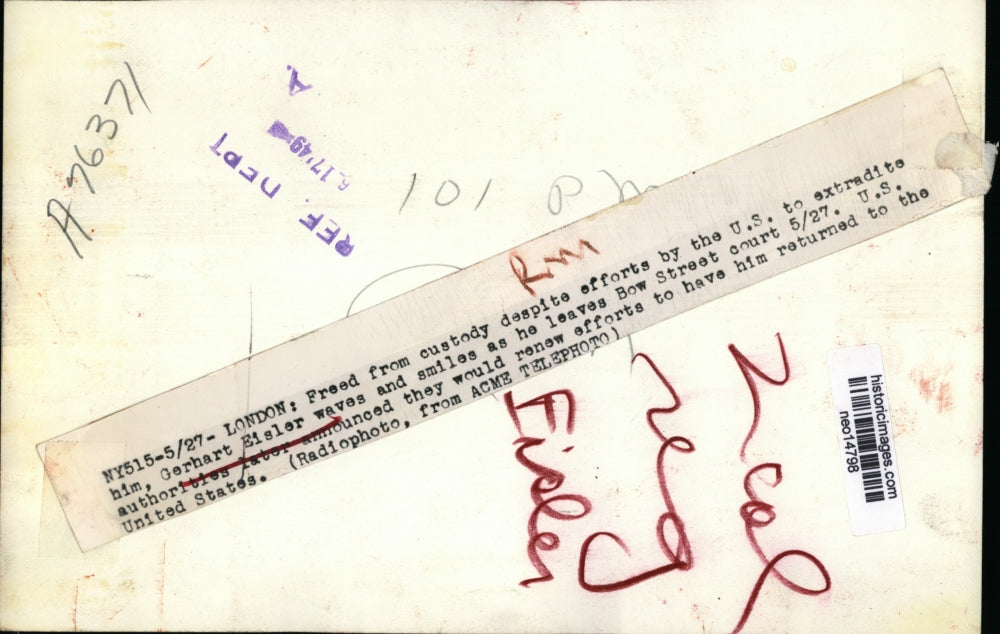 1949 Press Photo Gerhart Eisler waves and smiles as he leaves Bow Street court