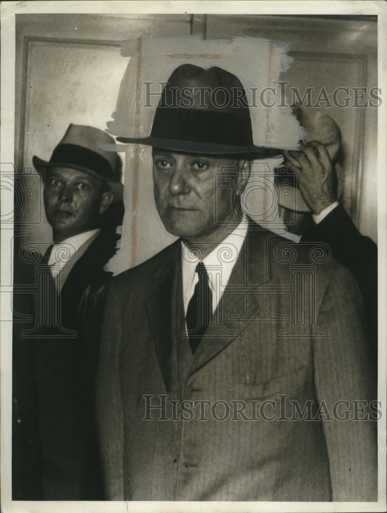 Load image into Gallery viewer, 1934 Press Photo Thos H. Robinson Sr. Enters Federal Bldg in Nashville
