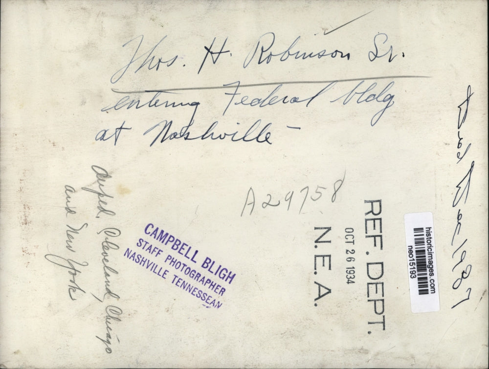 1934 Press Photo Thos H. Robinson Sr. Enters Federal Bldg in Nashville