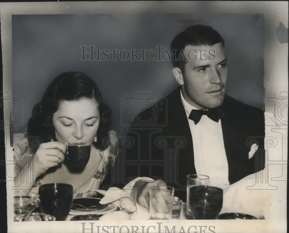1939 Press Photo socialite Eleanor Young dining with escort Robert Bacon Jr.