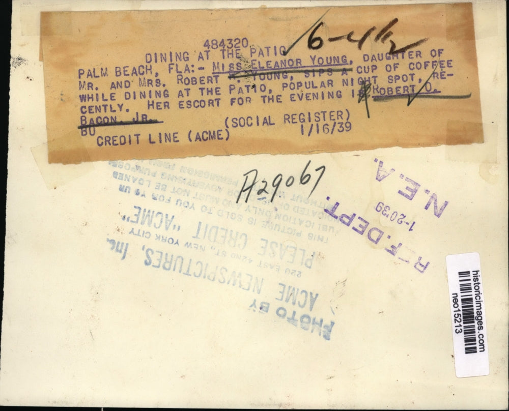 1939 Press Photo socialite Eleanor Young dining with escort Robert Bacon Jr.