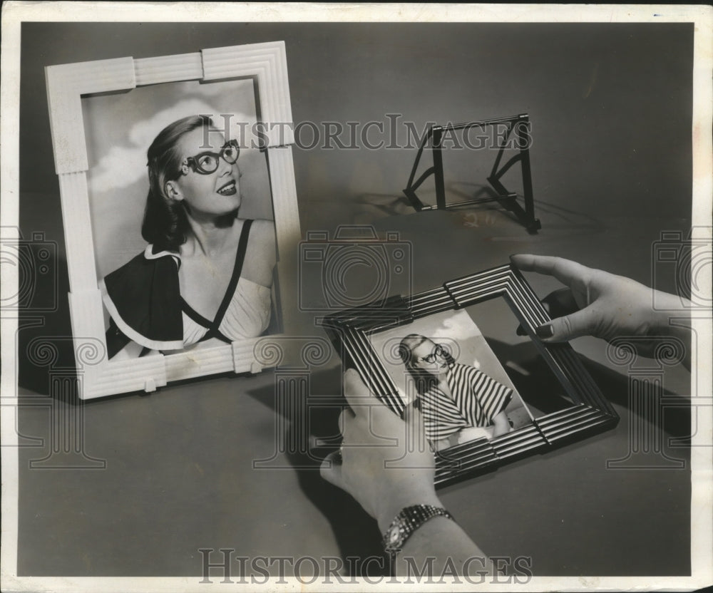 1936 Press Photo Adjustable Grooved plastic frame for pictures - neo15241