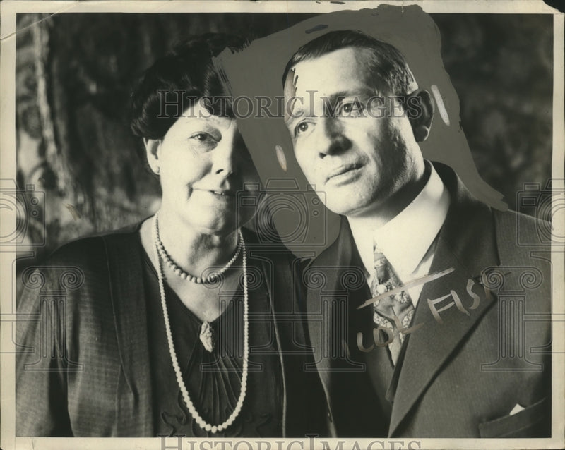 Load image into Gallery viewer, 1924 Press Photo JOhn A. Smuts Rushed to hospital after self inflicted shooting
