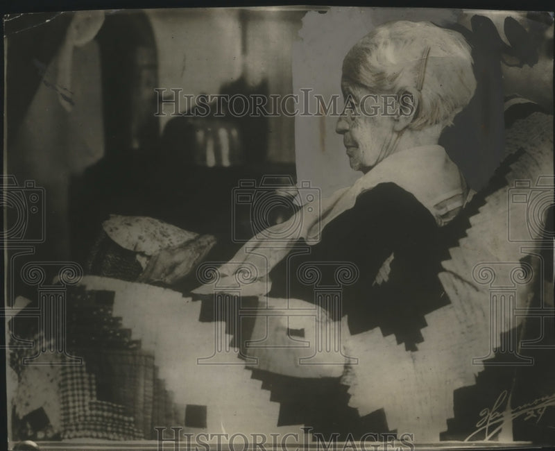 Load image into Gallery viewer, 1925 Press Photo Cynthia Louisa Templeton of Porterville, California Hair Cut
