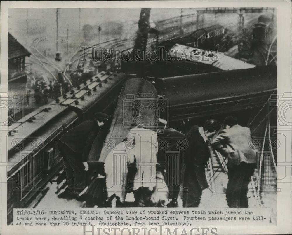 1951 Press Photo Doncaster, England Train Wreck - neo15396