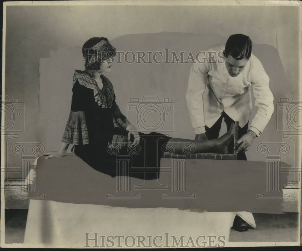 1924 Press Photo One of Dr. Scholl's Assistants Taking Measurement of Foot