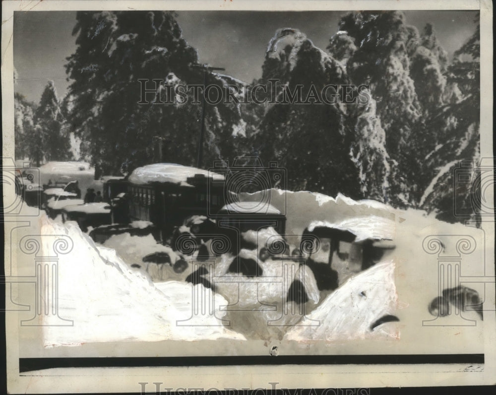 1933 Press Photo 2,000 People Stranded at Lake Arrowhead After Flash Blizzard