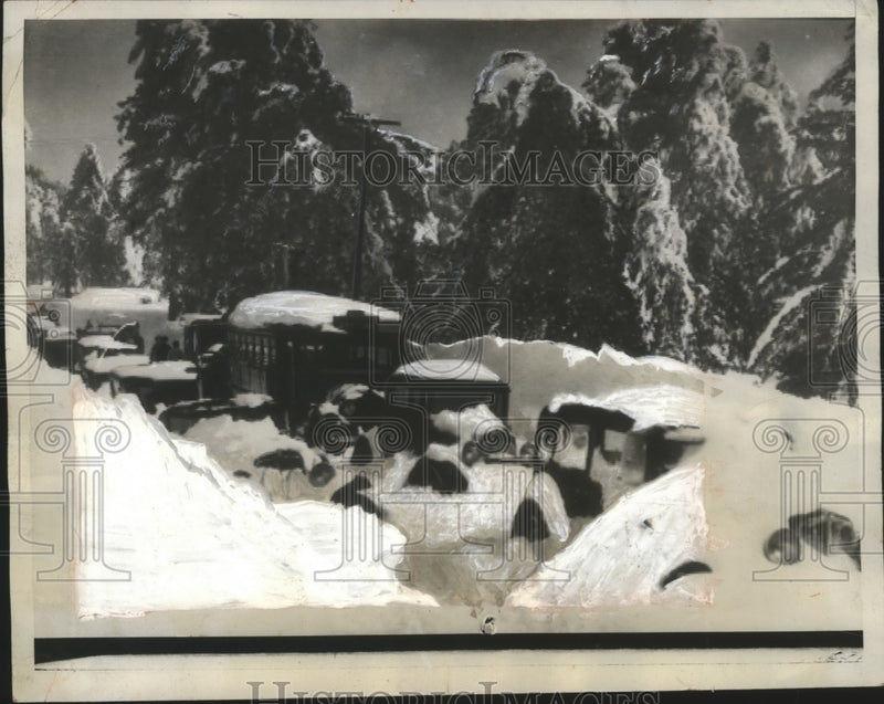 Load image into Gallery viewer, 1933 Press Photo 2,000 People Stranded at Lake Arrowhead After Flash Blizzard
