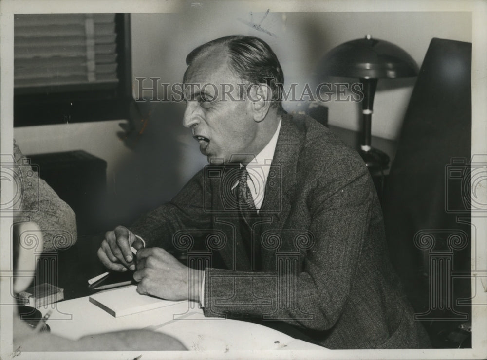 1937 Press Photo James M. Landis' Resignation Speech at Press Conference