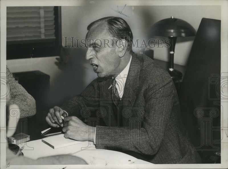 Load image into Gallery viewer, 1937 Press Photo James M. Landis' Resignation Speech at Press Conference
